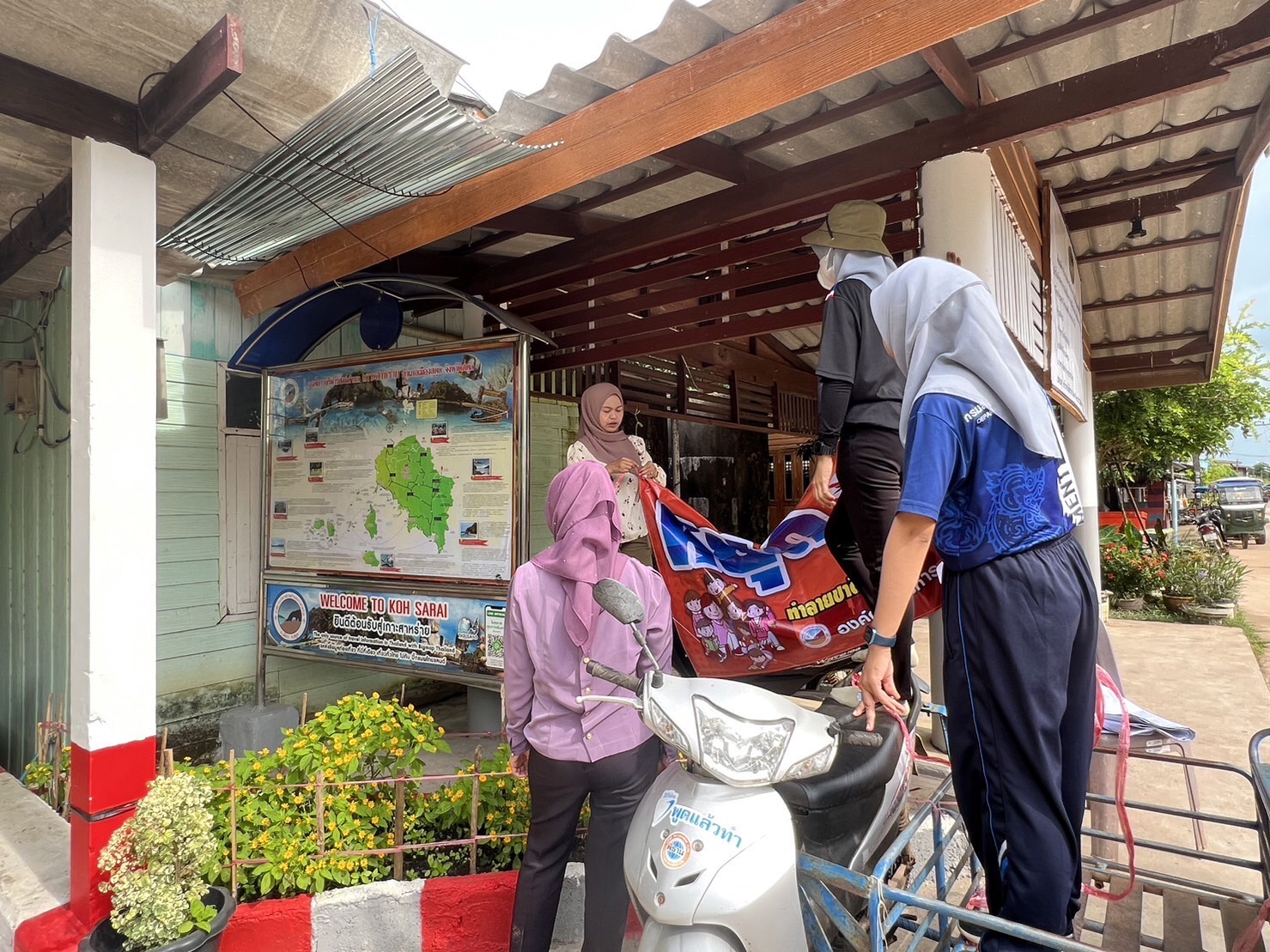 อบต.เกาะสาหร่าย จ.สตูล ร่วมรณรงค์ติดป้ายประชาสัมพันธ์การป้องกันและแก้ไขยาเสพติด