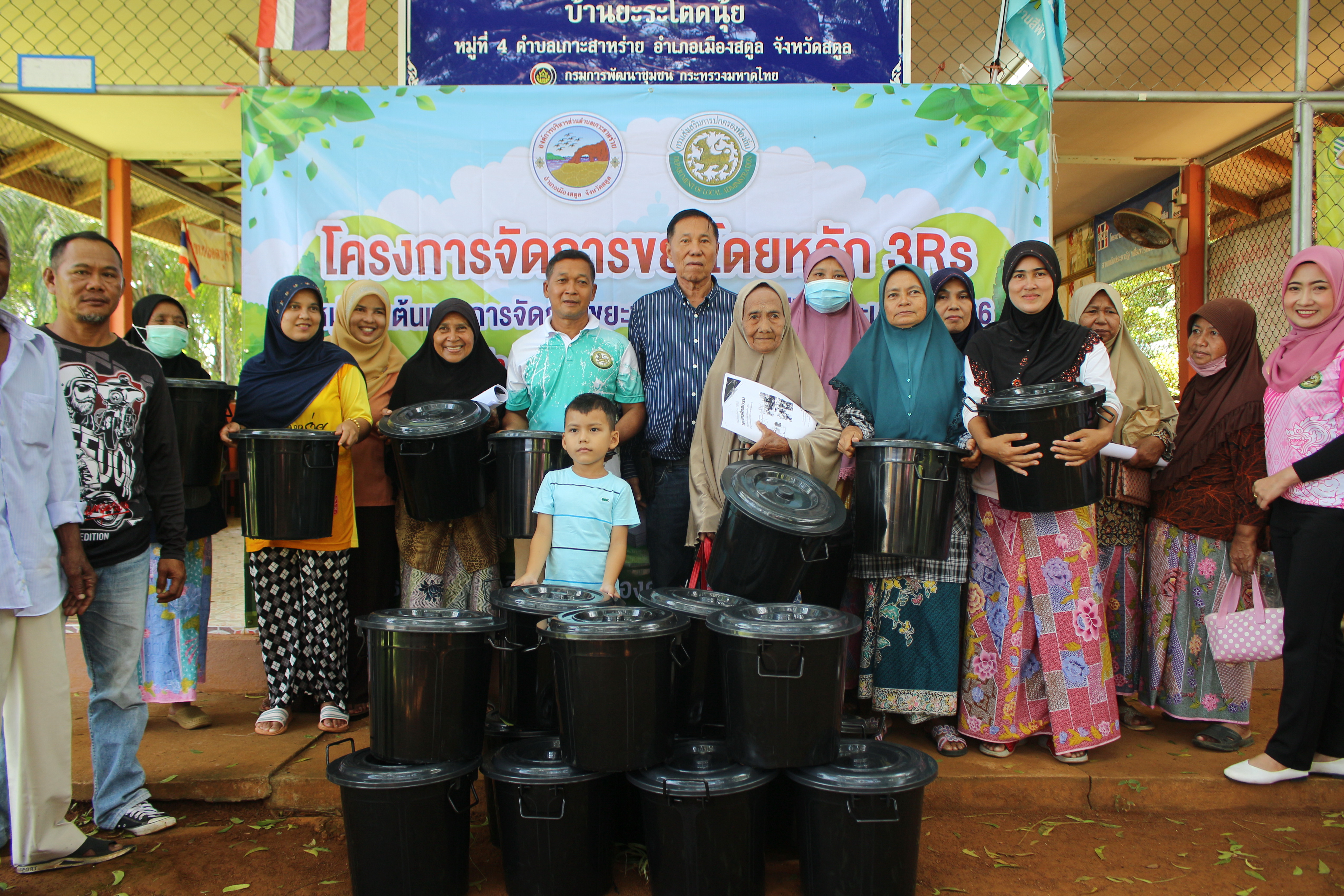 กองสาธารณสุข อบต.เกาะสาหร่าย จ.สตูล ลงพื้นที่หมู่ 4 รณรงค์การคัดแยกขยะใน “โครงการจัดการขยะโดยหลัก ๓Rs (หมู่บ้านต้นแบบการจัดการขยะชุมชน) ประจำปีงบประมาณ พ.ศ.2566”